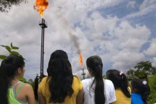 Τα ηρωικά κορίτσια και οι καταστροφικές «δάδες» της πετρελαιοβιομηχανίας